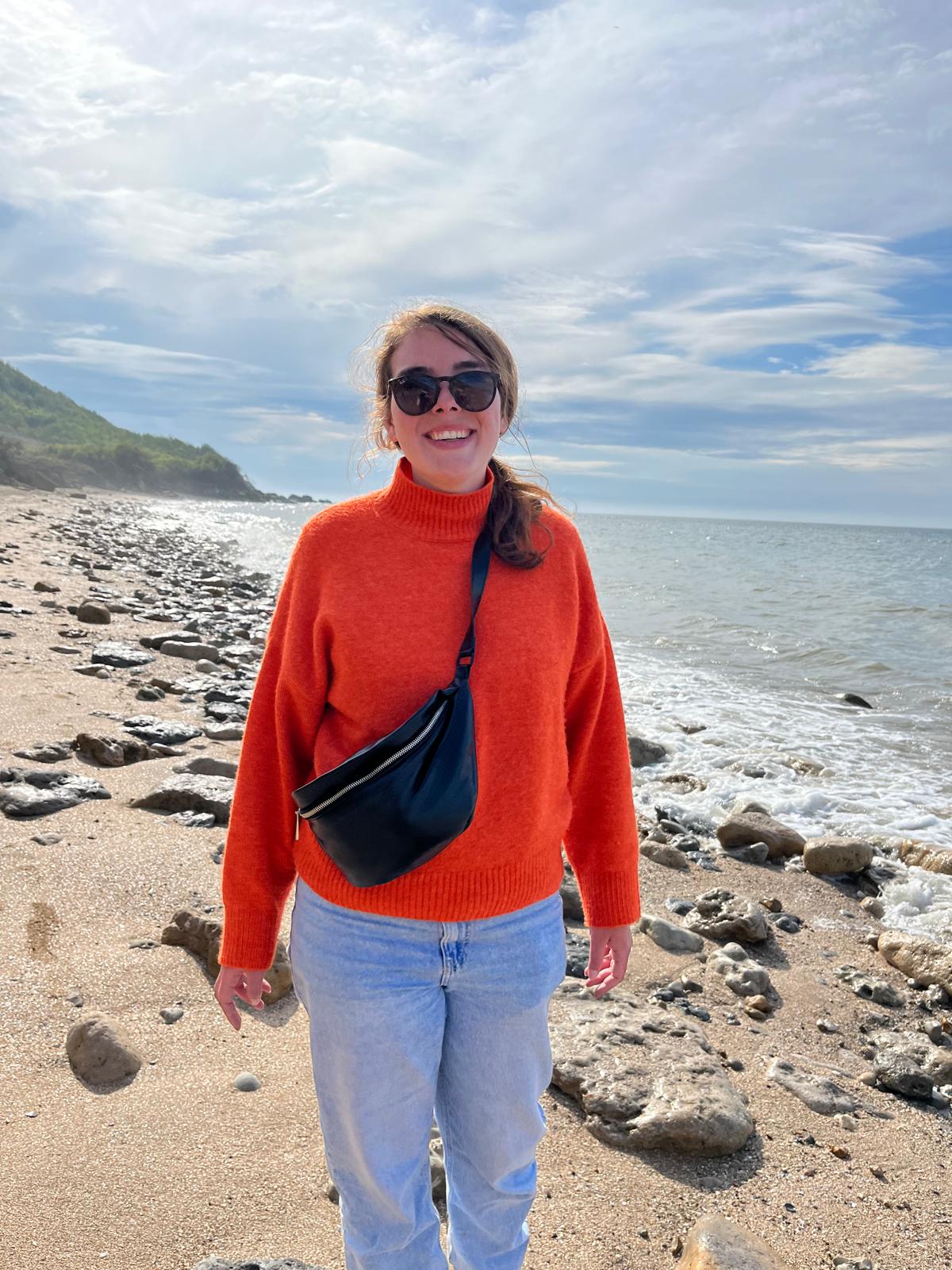 Elisa Denis, guide pour Objective Normandy, posant sur une plage de Débarquement en Normandie, pour sa page de contact. Elisa Denis, a guide for Objective Normandy, posing on a D-Day landing beach in Normandy for her contact page.